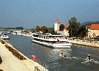 Vor der Ortschaft Berching am Tage der Kanalfreigabe, am 25.09.1992, Kanal-km 192. : Binnenschiff, Ausflugsschiff, Ortschaft